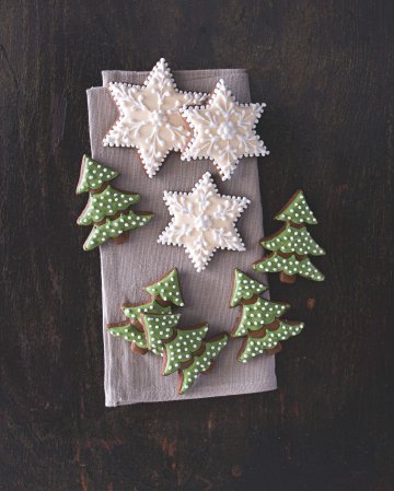 zdobené perníčků ve tvaru hvězdiček a vánočních stromků