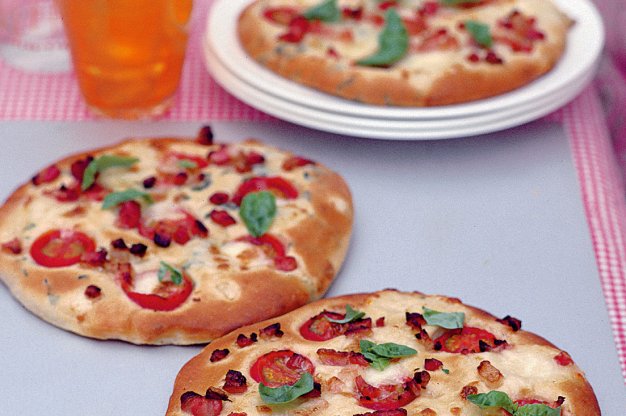 Pizza s cherry rajčátky & slaninou