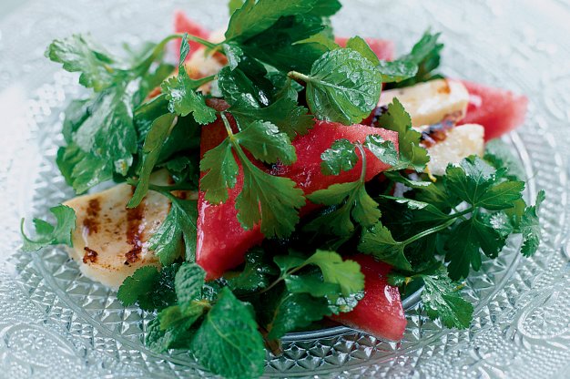 Salát z vodního melounu s bylinkami a sýrem