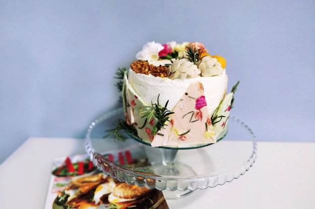 „Vzpomínka na italské léto“ – Broskvový dort s bílou čokoládou, rozmarýnem, karamelizovanými piniovými oříšky a limoncellem
