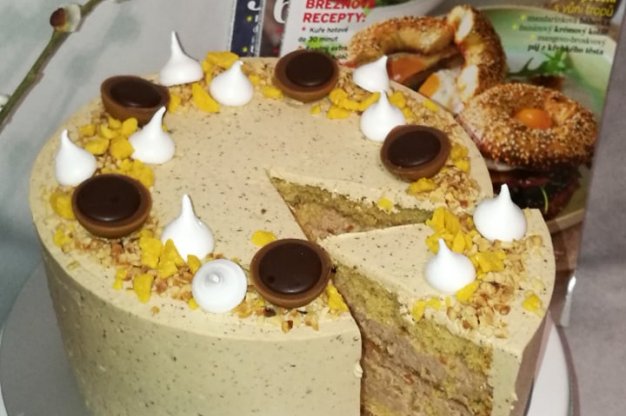 Narozeninový dort s karamelovým korpusem a lískooříškovým krémem