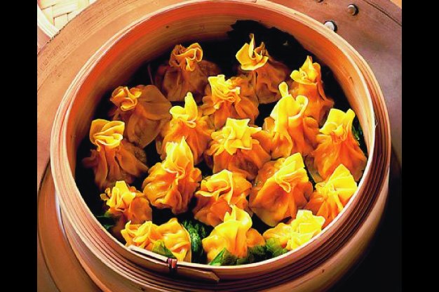 Čínské knedlíčky plněné vepřovým a krevetami a vařené v páře