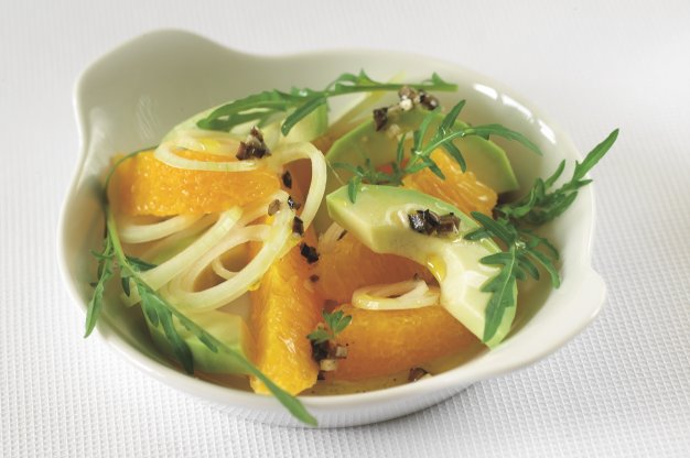 Avokádovo-pomerančový salát s černými olivami