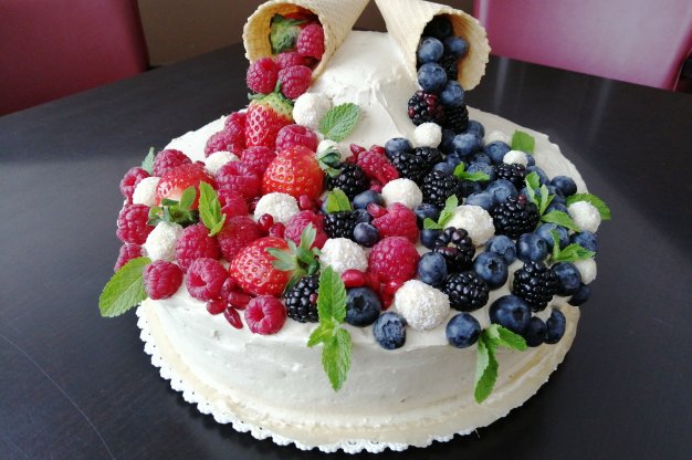 Ovocný dort s kokosovým karamelem a vanilkou k 15. narozeninám Apetit