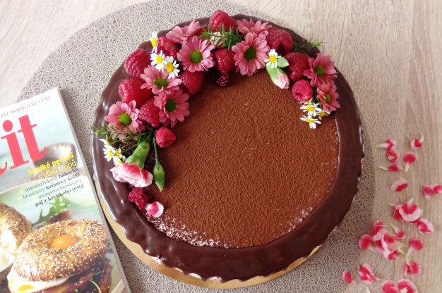 Čokoládovo-malinový narozeninový dort