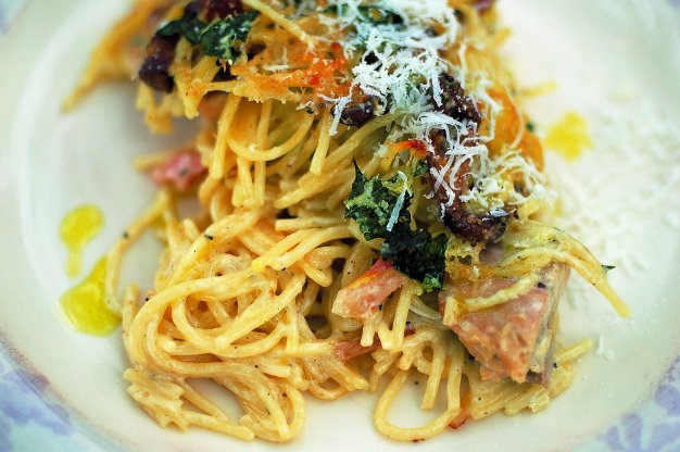 Zapečené špagety s kuřecím masem a houbami
