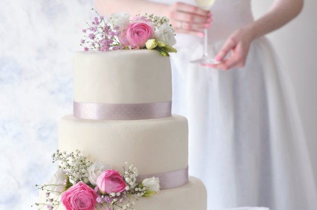 Třípatrový svatební dort