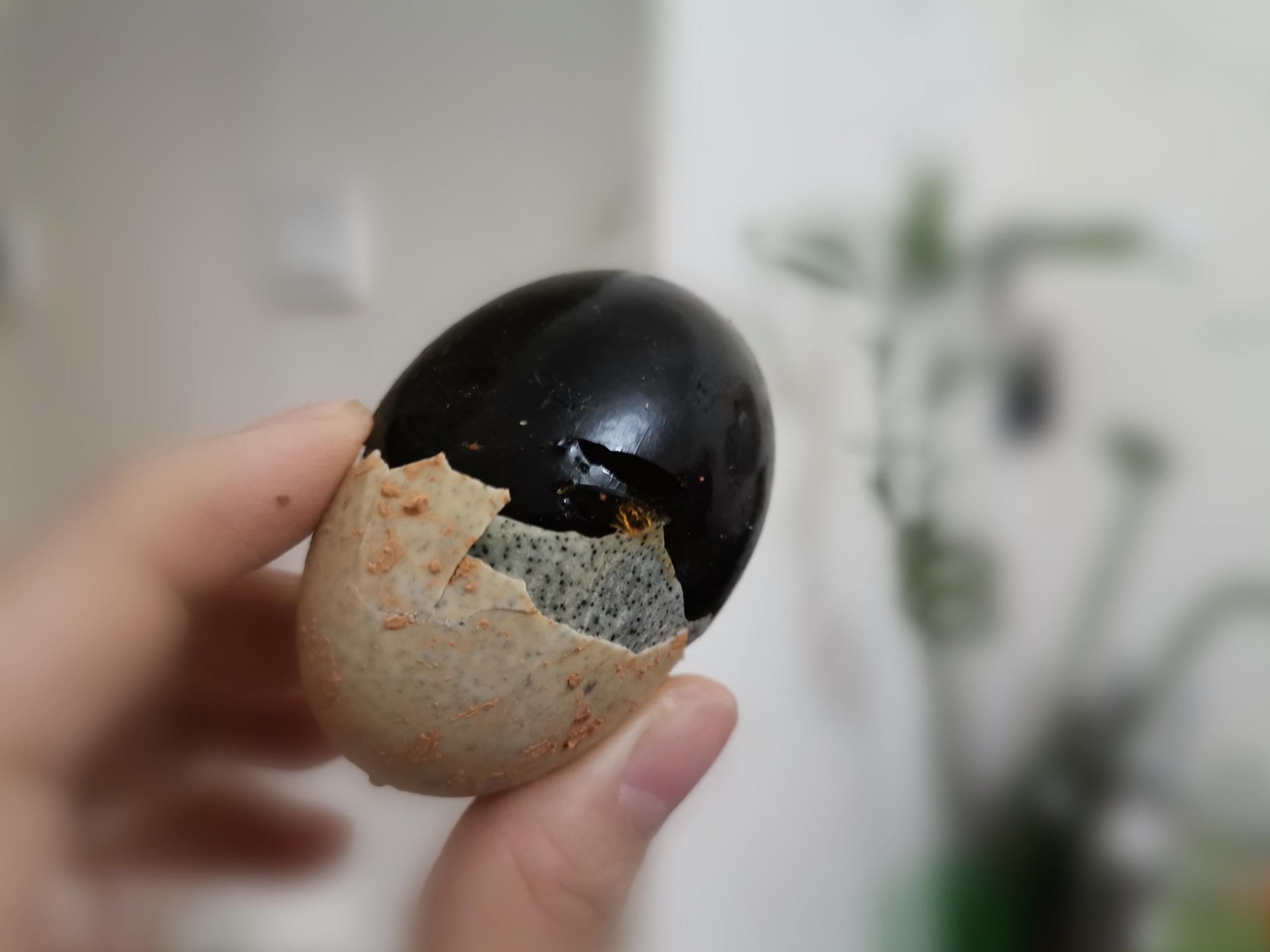 Černé vejce - Century egg - loupání