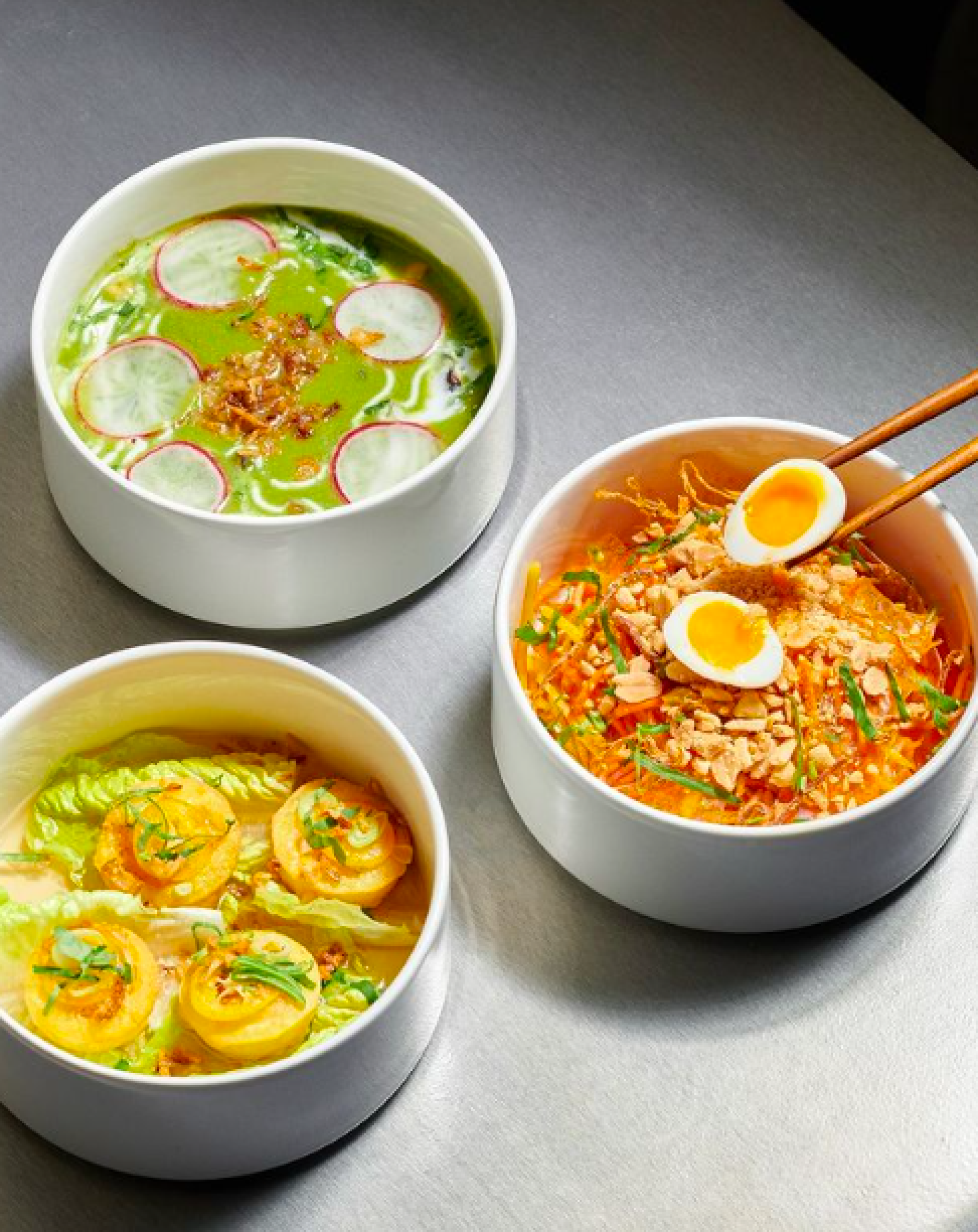 Hrášková polévka se zeleným kari, salát s rýžovým papírem, krevetky v košíčku