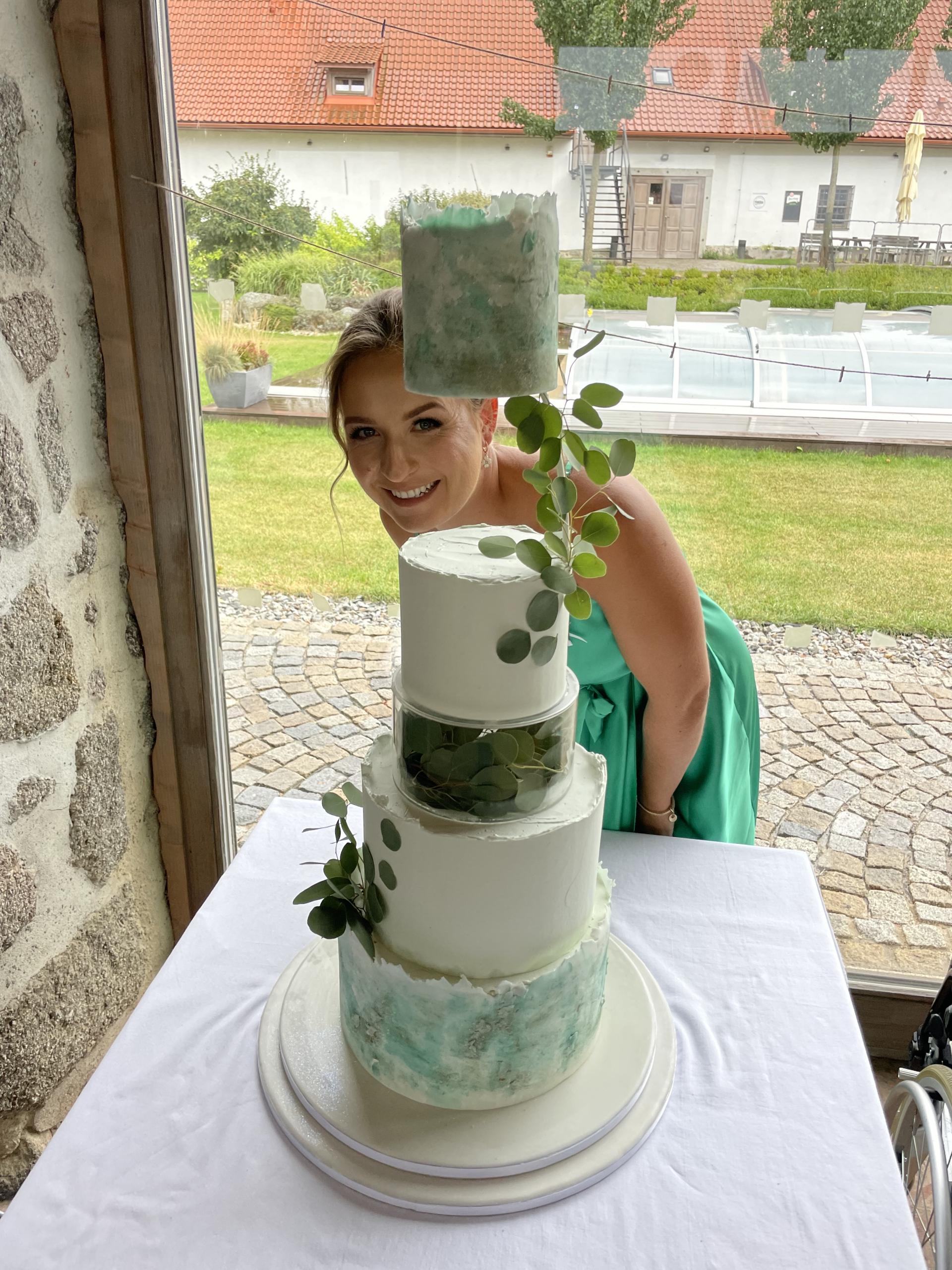 Jana Pokorná se svatebním dortem