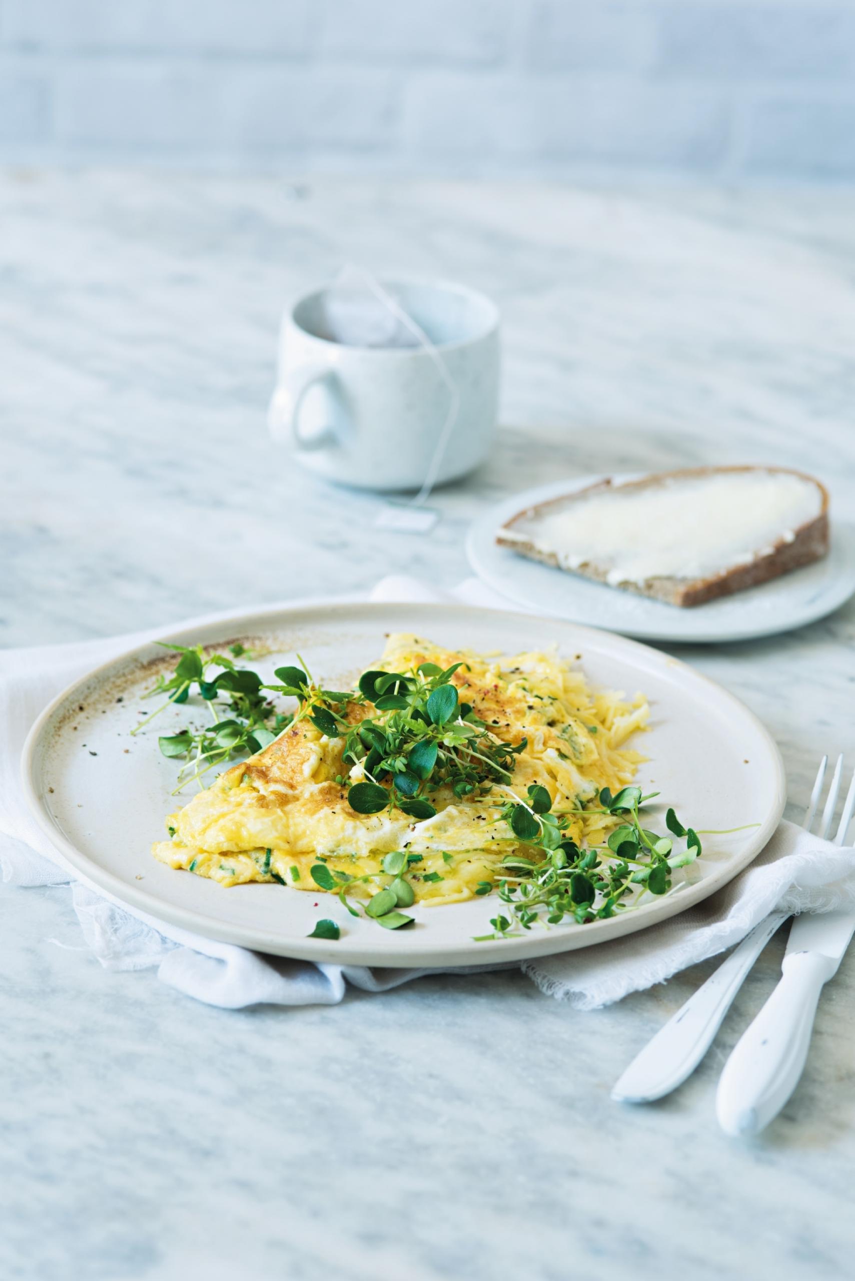 Vaječná omeleta s čedarem a bylinkami
