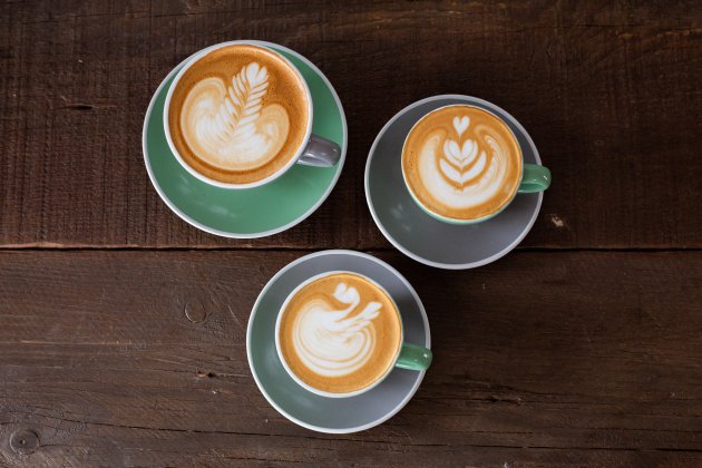 Motivy v kávovém šálku mohou být různé. Foto: Emma Smith, Unsplash