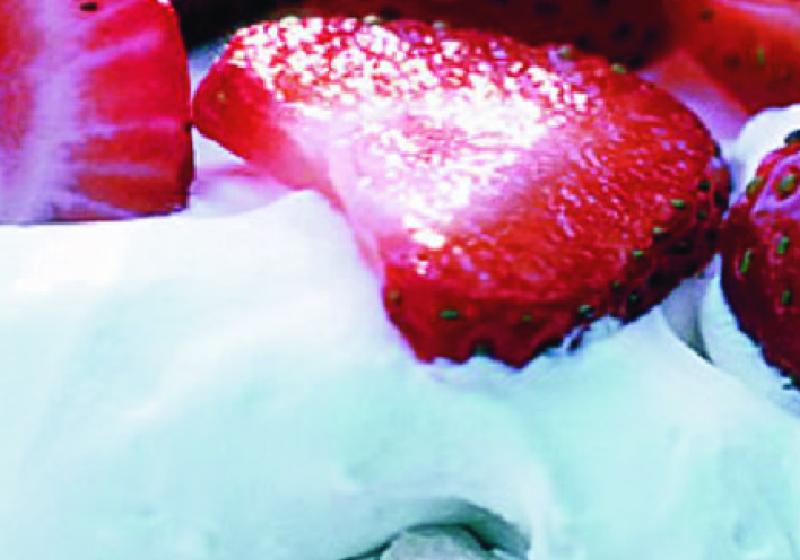 Sněhový dort s jahodami a šlehačkou