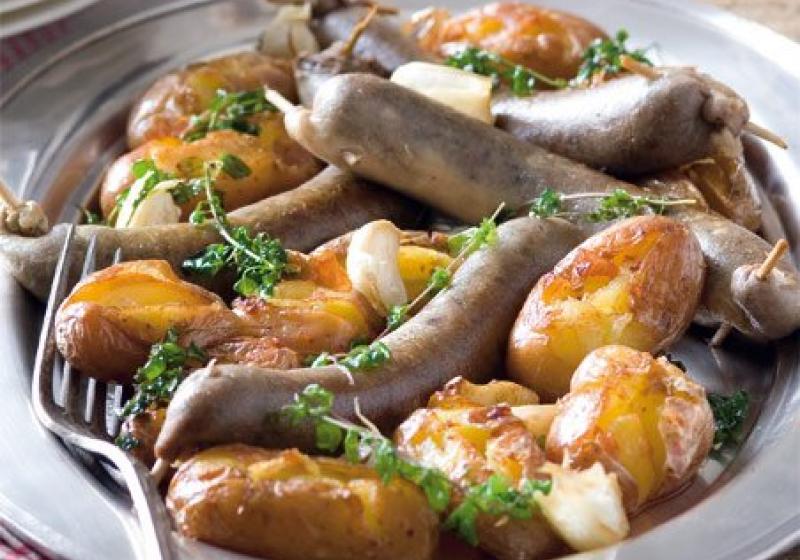Jitrnice pečené na česnekových bramborách
