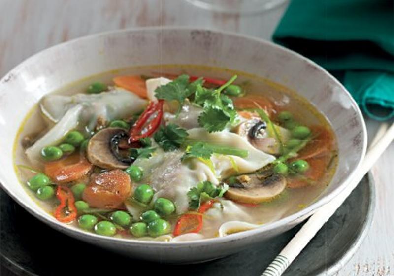 Čínská polévka s hráškem a knedlíčky