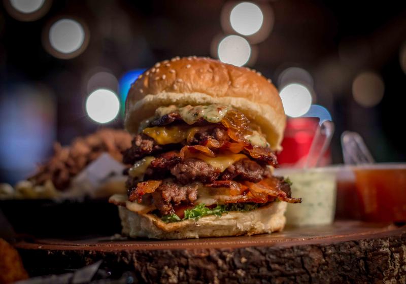 Co takhle dát si burger? 5 tipů na nejlepší podniky v Česku