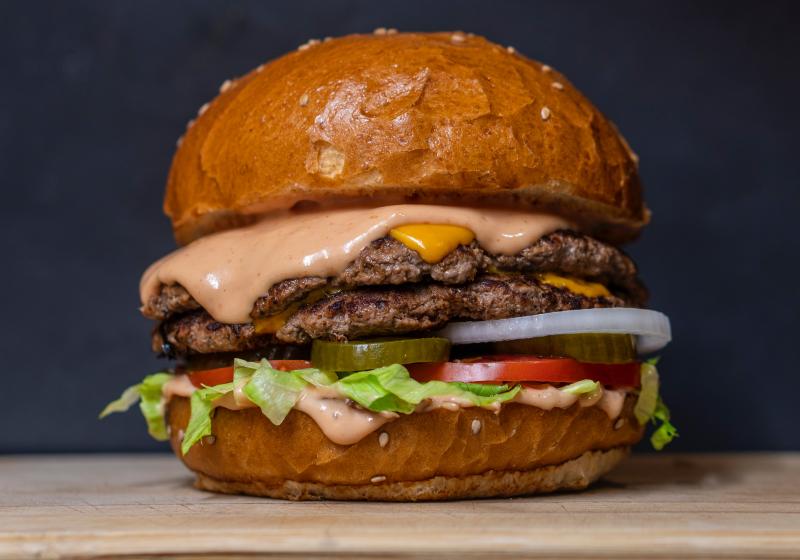 Jak si složit neodolatelný dvojitý burger?
