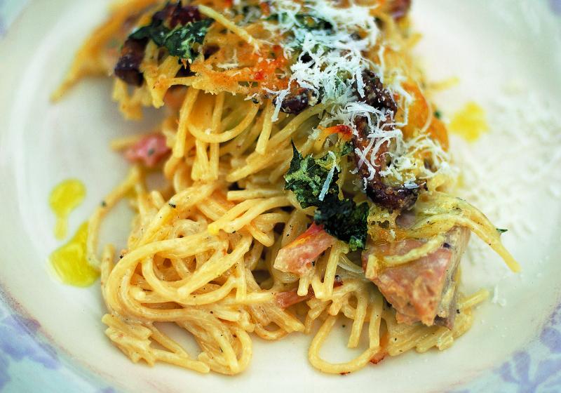 Zapečené špagety s kuřecím masem a houbami