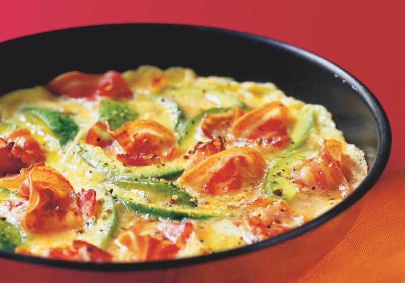 Omeleta se slaninou, avokádem a sýrem