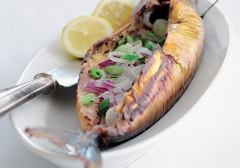 Uzená makrela s cibulkou a čerstvým chlebem