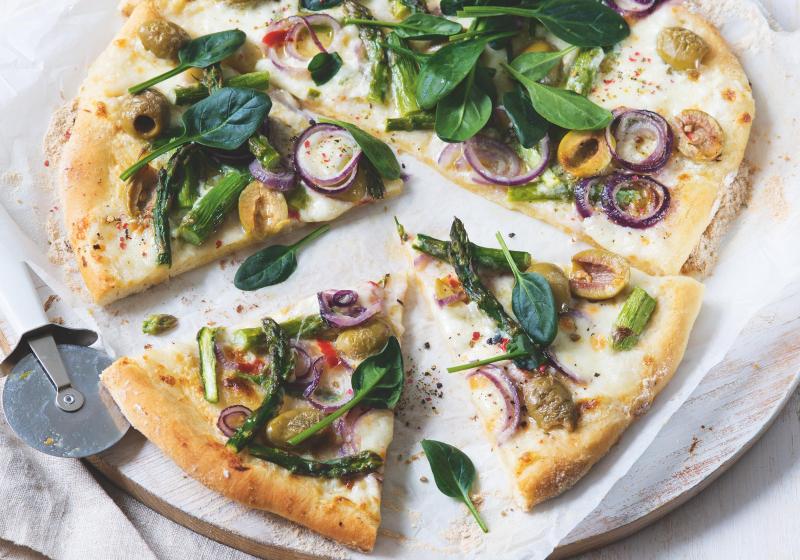 Pizza s chřestem, zelenými olivami a špenátovými lístky 