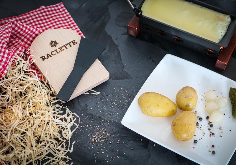 Raclette: objevte kouzlo tavených švýcarských sýrů