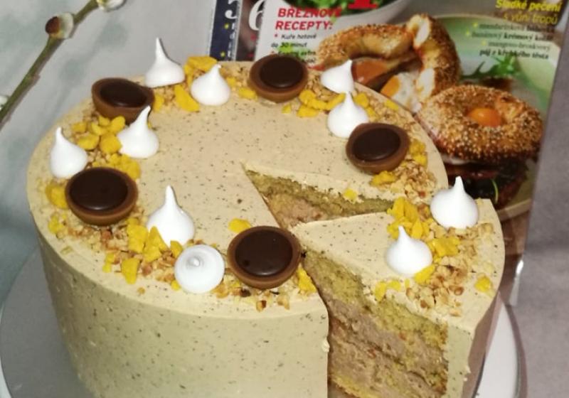 Narozeninový dort s karamelovým korpusem a lískooříškovým krémem