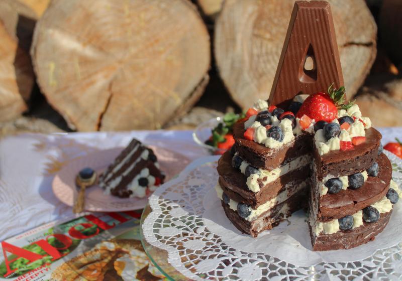 Brownies dort se šlehačkovým krémem k 15. narozeninám Apetitu