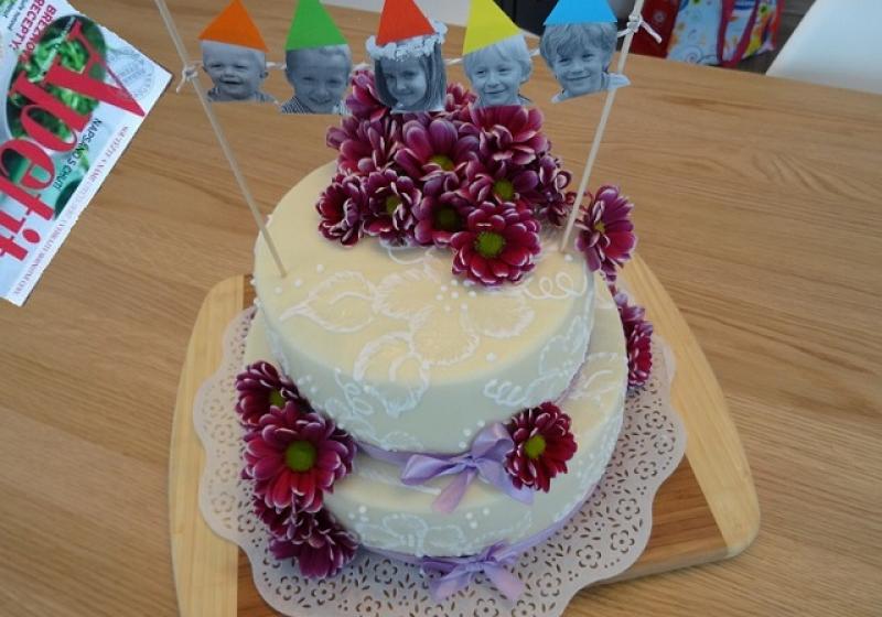 Krajkový narozeninový dort s královskou glazurou