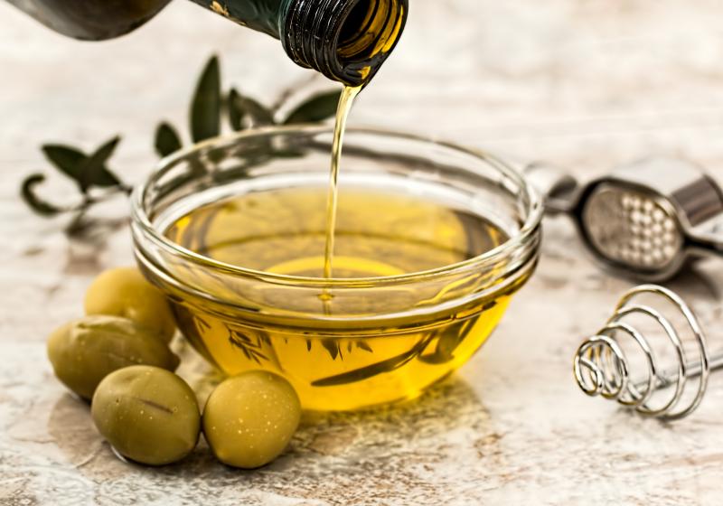 Olivový olej v misce