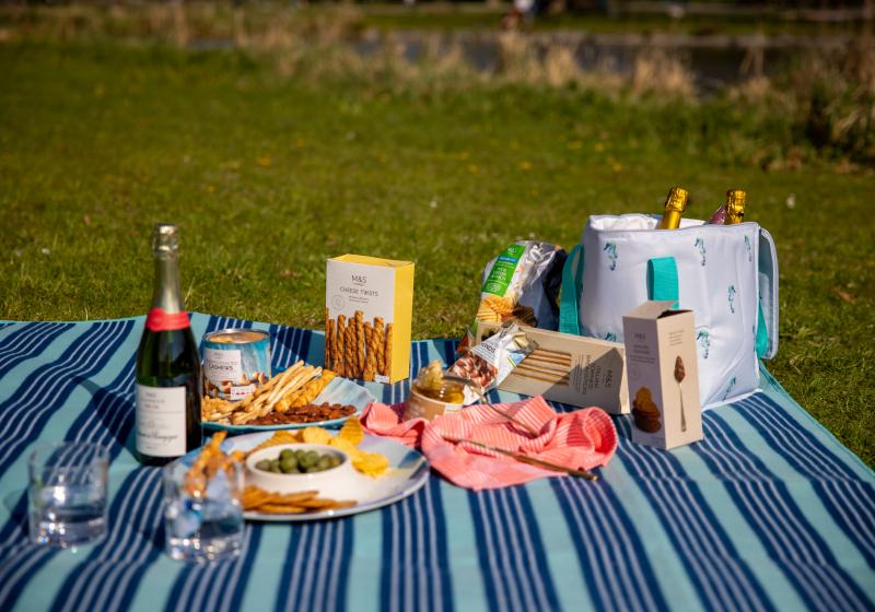 Letní piknik plný dobrot a vína z M&S