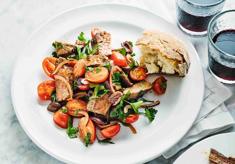 Salát se steakem, rajčátky a olivami