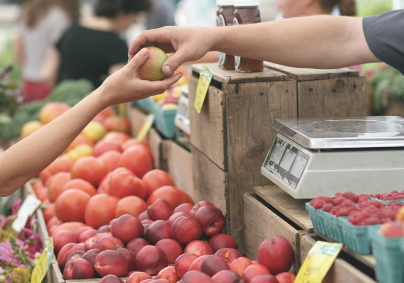 prodávání ovoce na trhu
