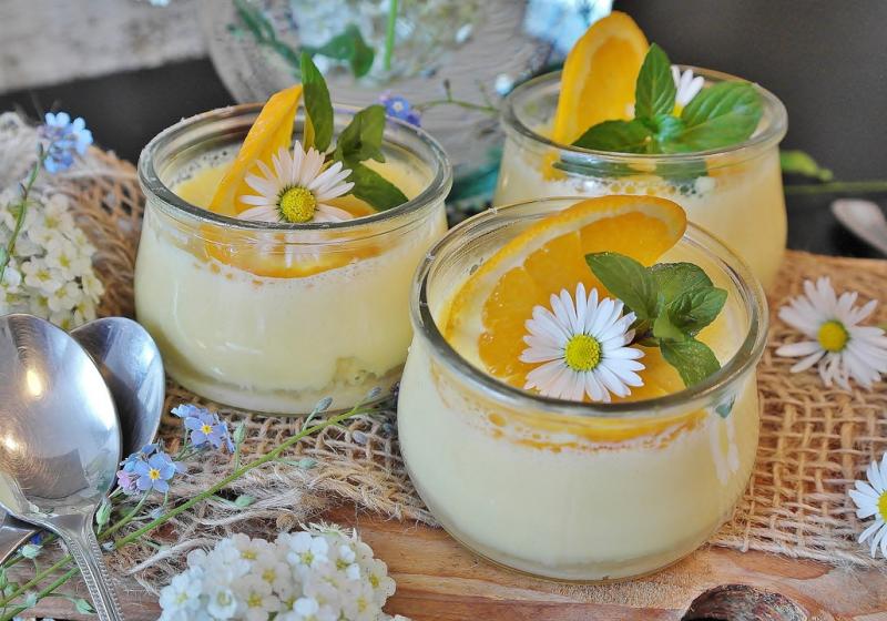 vanilkový krém s pomerančem a jedlými květy ve skleničkách