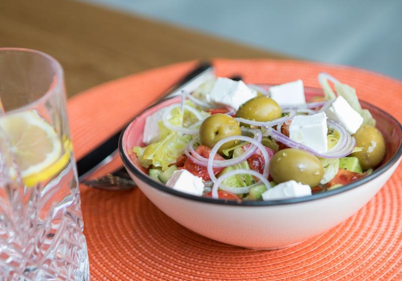 řecký salát s fetou a olivami