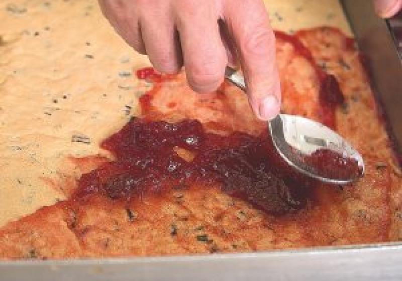 minidezerty jahody - krok4 - potírání upečeného korpusu marmeládou