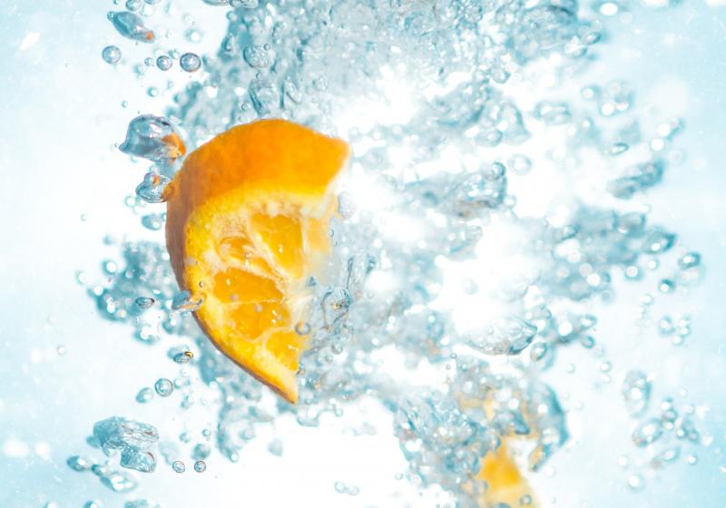 plátky pomeranče ve vodě