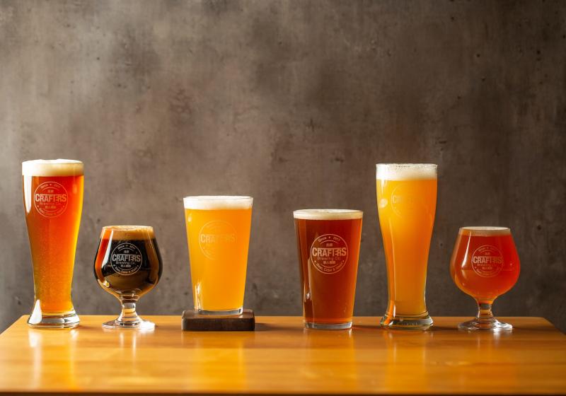 různé druhy piva ve sklenici