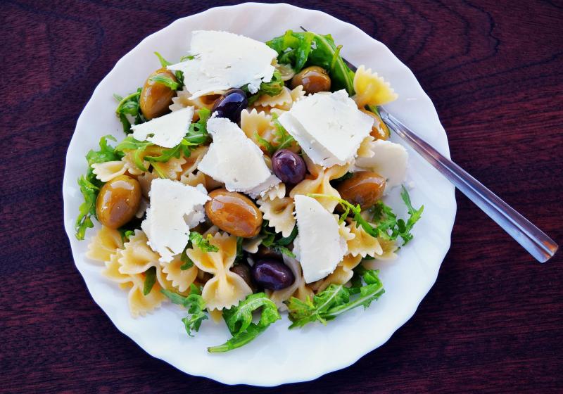 těstovinový salát s rukolou, olivami a čerstvým sýrem