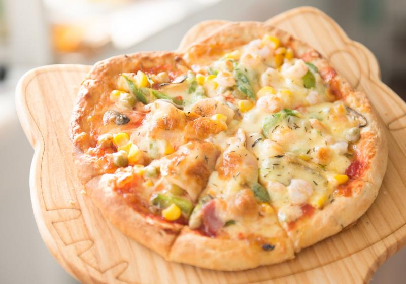 pizza se zeleninou a sýrem na prkénku