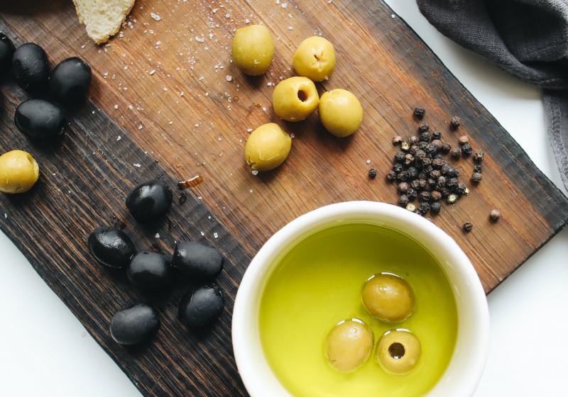 černé a zelené olivy a olivový olej