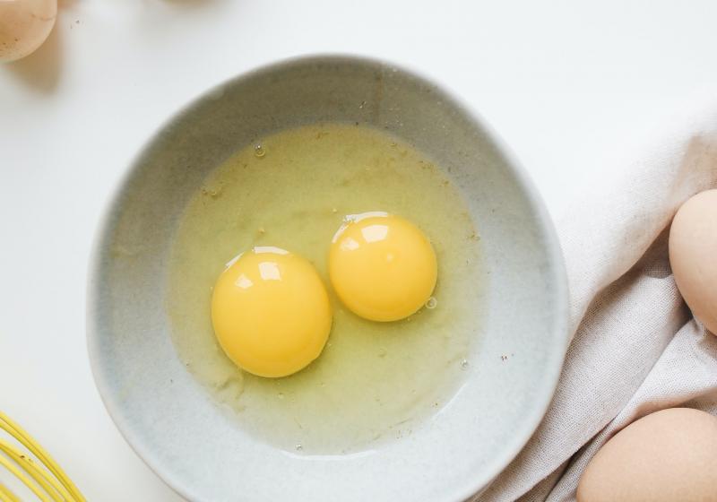 vejce v míse - žloutek a bílek