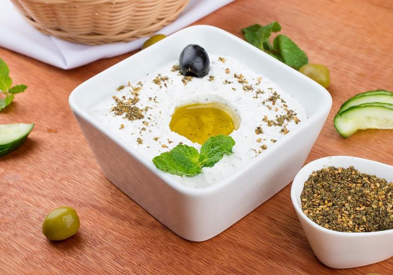Připravte si tzatziki jako Řekové. Důležitý je hustý jogurt a okurky jen tak trochu