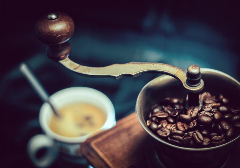 starodávný mlýnek na kávu