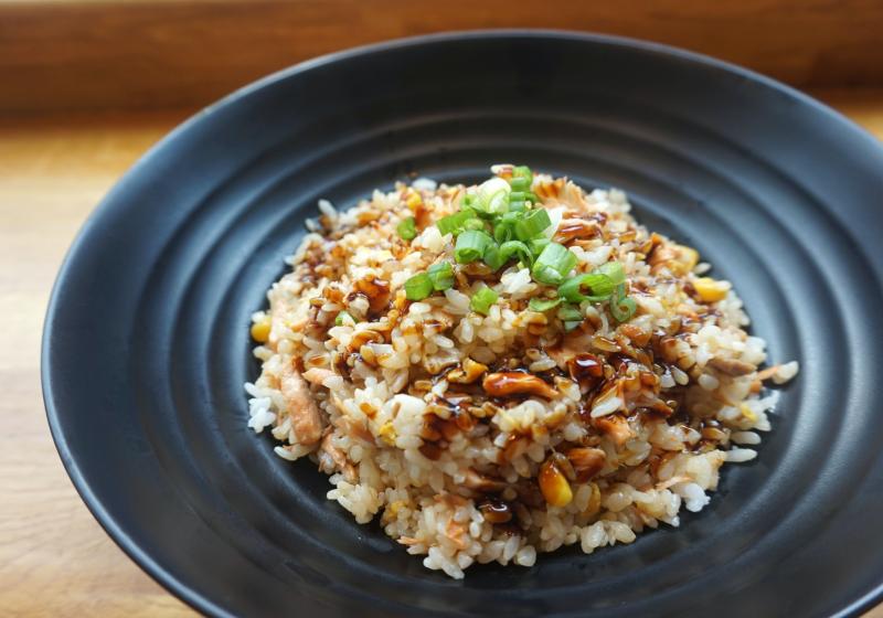 uvařená divoká rýže s jarní cibulkou
