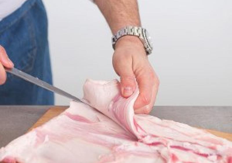 Italská porchetta - porcování masa - odstranění tuku z kůže