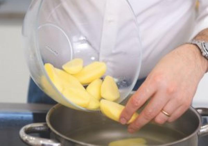 Italská porchetta - příprava přílohy - vaření brambor