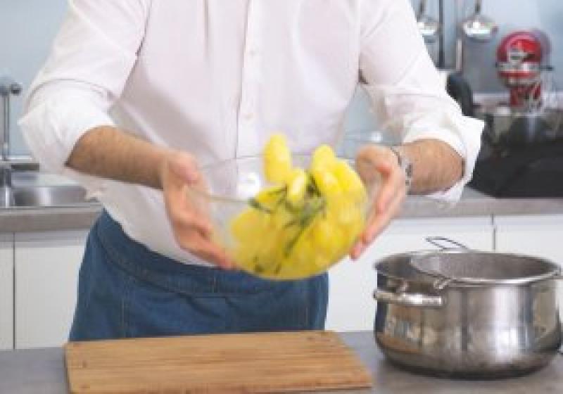Italská porchetta - příprava přílohy - ochucení vařených brambor
