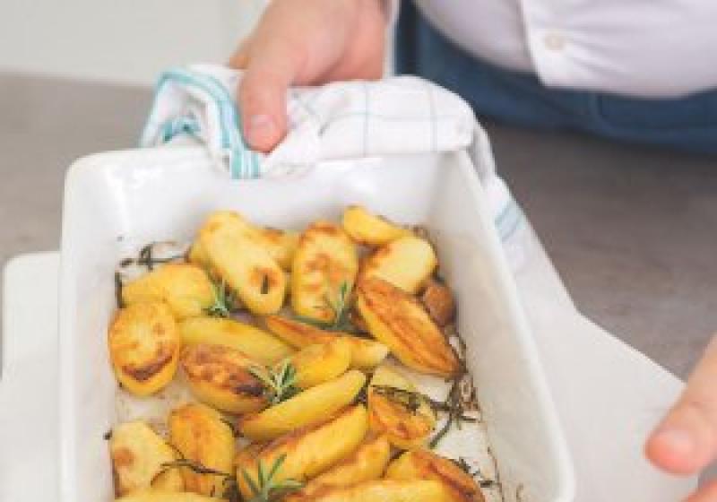 Italská porchetta - příprava přílohy - zapečení brambor