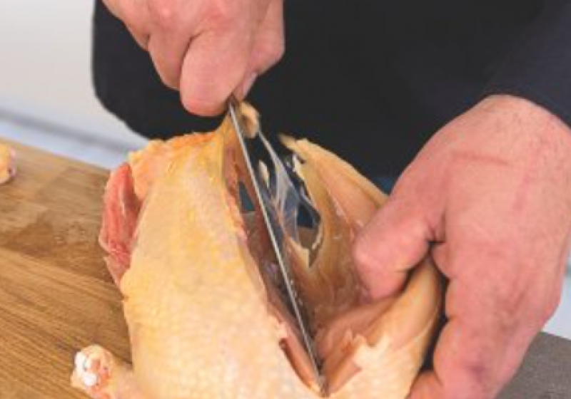Porcování kuřete - krok 3 -  naříznutí podél prsní kosti